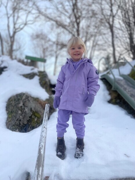 Dottern fotas av mig i polarn-kläder Dottern fotas av mig i polarn-kläder