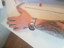 Hnder