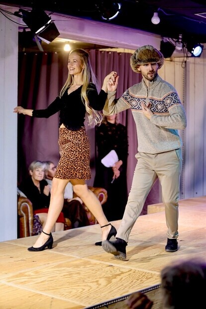 Modevisning med koreografi