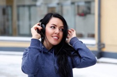 Tjej med hörlurar Tjej med hörlurar