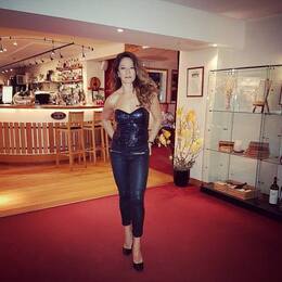 Reklam, tv-jobb, fotojobb, musikvideo, event Reklam, tv-jobb, fotojobb, musikvideo, event