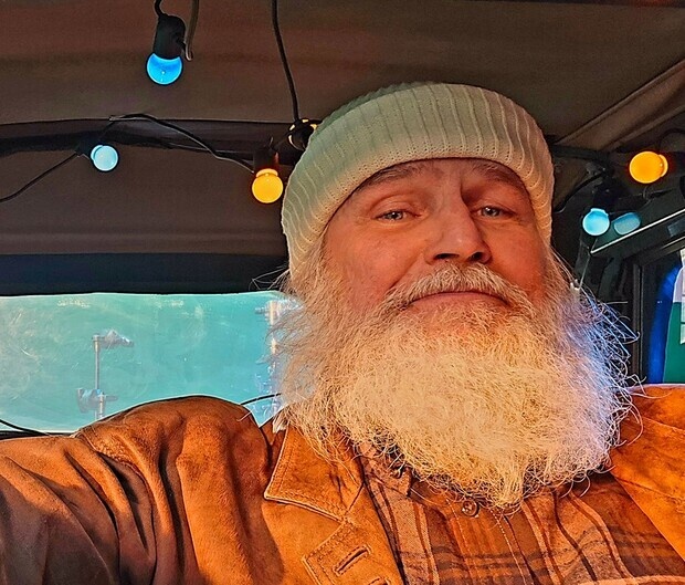 ldre man i bil som ter