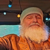 ldre man i bil som ter