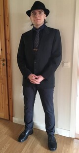 En kille i fin kostym. En kille i fin kostym.