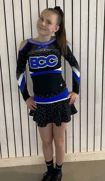 Lovisa tävlar som Topp i Cheerleading