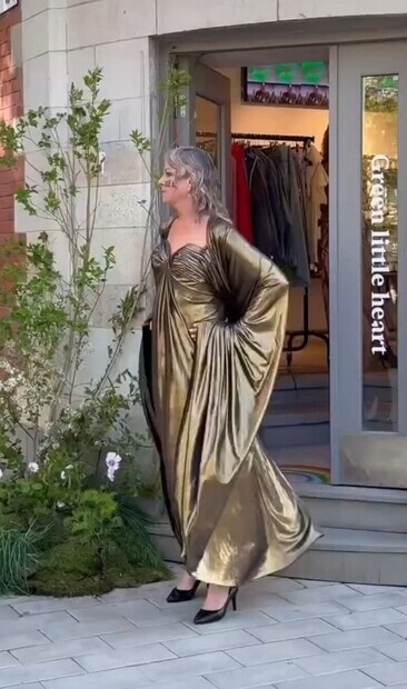 Modevisning av Malena Ehrmans klänningar