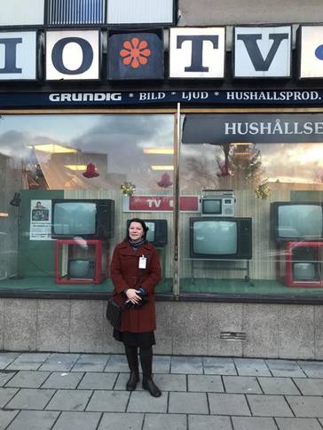 Flanör framför TV-butik. Flanör framför TV-butik.