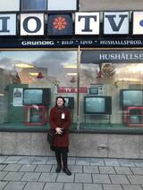 Flanör framför TV-butik. Flanör framför TV-butik.