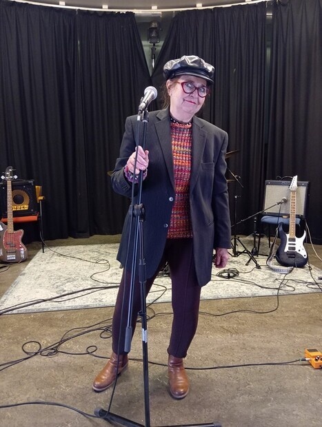 Skolfröken på en punkkonsert