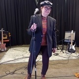 Skolfröken på en punkkonsert