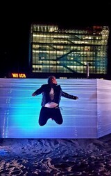 Foto-Stunt foran Museum. Foto-Stunt foran Museum.