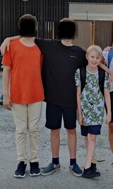 Tillsammans med sina två  Tillsammans med sina två