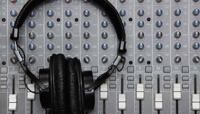     Voiceover actor med amerikansk aksent skes til en enkel reklame jobb,