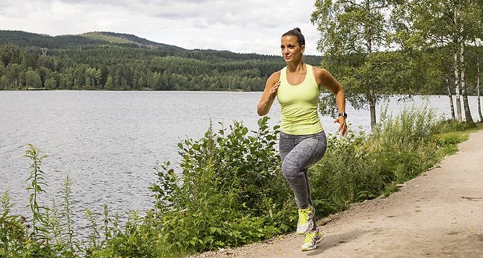 2 glada, roliga och peppade kvinnor till reklam om hlsokostprodukt och trning!