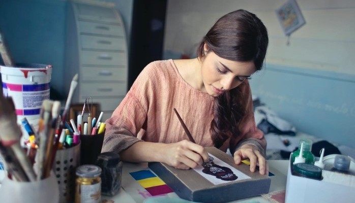 5 models to be part of a stock photography shoot in an art studio