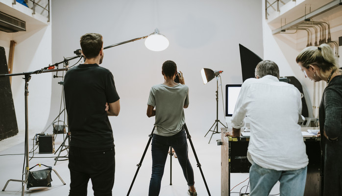 2 personer skes till fotografering fr stor hjlporganisation