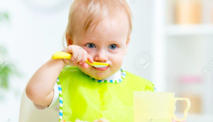 Sker baby som kan spise med skje selv
