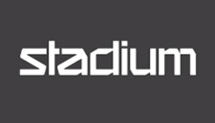 Ung kvinna med storlek Small skes till fotografering fr Stadium 