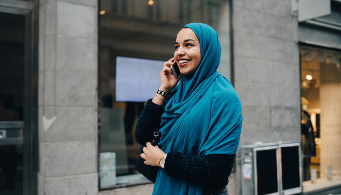 Studenter/ kompisar/ lrare/ kontorspersonal- Muslimsk/blandad etnicitet sks till fotografering