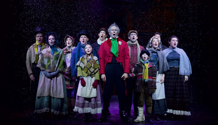A Christmas Carol p Folkoperan Tjej 9 - 13 r som kan sjunga , dansa och agera.