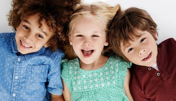 Barn i olika ldrar till reklamfilm fr knt modemrke