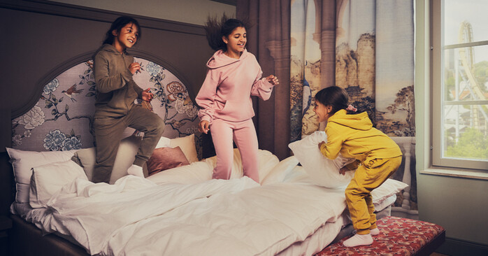 Barnfamiljer skes till foto/filmning p Liseberg Grand Curiosa Hotel