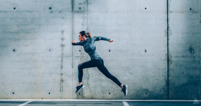 Dam-modell med sportig utstrlning skes fr fotografering av hllbara trningsklder!