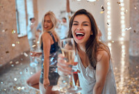 Eventpersonal som kan binda midsommarkransar!