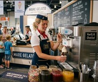 Representera ett varumärke med en roll som glassbiträde i en brandad glassbar