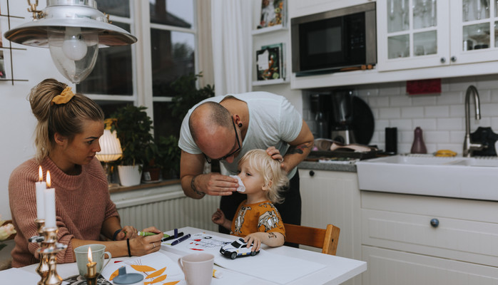 Familj skes till fotografering inom temat 