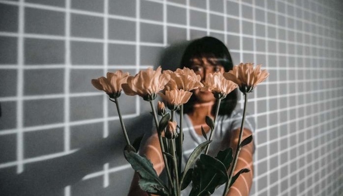 Frlder och vuxet barn skes till reklam fr blomsterfretag