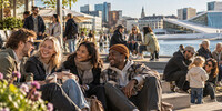 Venner, par eller familier til fotoopptak i Oslo