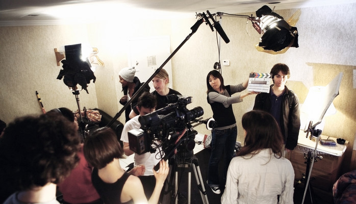 Haster! Menn til statist rolle i reklamefilm p trangt offentlig toalett. 