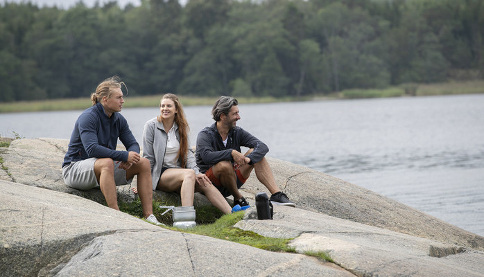 Herr- och dammodell med naturligt utseende skes till fotografering fr sport- och friluftsklder