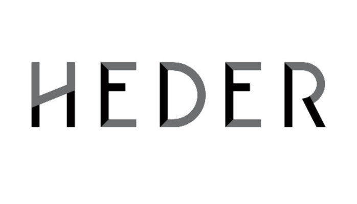 Journalister, Poliser och flanrer till  utanfr tingsrtten skes till Heder 3