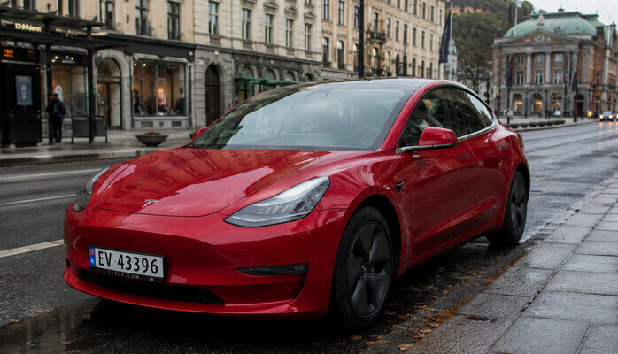Rød tesla modell 3 søkes til opptak