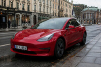 Rød tesla modell 3 søkes til opptak