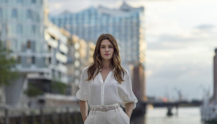 Kvinnlig modell 25-35  skes till reklamfotografering/inspelning