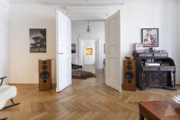 Location - Vi er på utkikk etter et lyst badrom med et skap over vasken