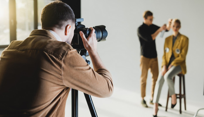 Manliga och kvinnliga modeller skes till fotografering 