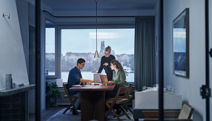 Manliga och kvinnliga modeller skes till fotografering 