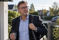 Hvit dress: Mann 60+ til reklamefilm i Oslo