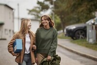 Flera modeller i olika ldrar skes till fotografering i UME