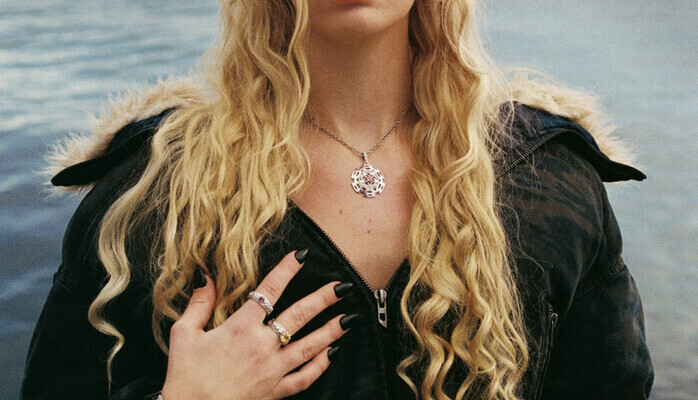 Kvinnlig modell skes till smyckeskampanj! 