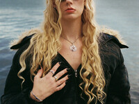 Kvinnlig modell skes till smyckeskampanj! 