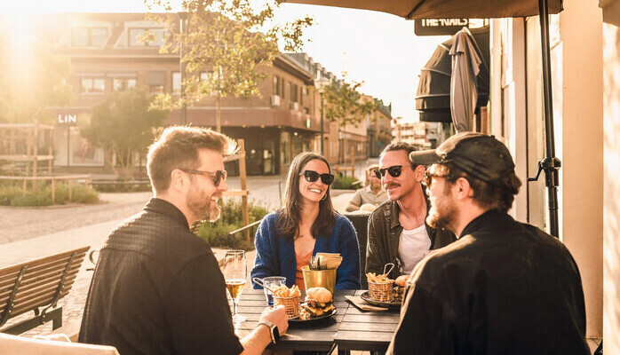 Par och kompisar till fotografering i Falköping 23 juni