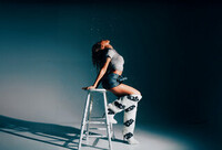 Street-akrobat skes till hip hop-inspirerad photoshoot fr artistlansering