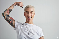 Tatuerad hand / arm- modell fr fotografering v 20 + 21