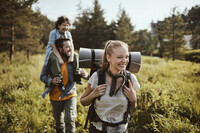 Barnemodell i strrelse 10 r skes til en studioshoot for et norsk friluftsmerke