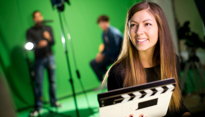 Noroff studenter sker to skuespillere til reklamefilm for Norsk Folkehjelp